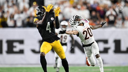 Steelers' DK Metcalf (4) hauls in a catch against the Bengals in Week 7 of the 2025 regular season.