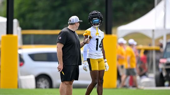 Steelers Offensive Coordinator Arthur Smith working with George Pickens.