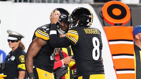 Steelers Jonnu Smith Celebrates with Rodgers