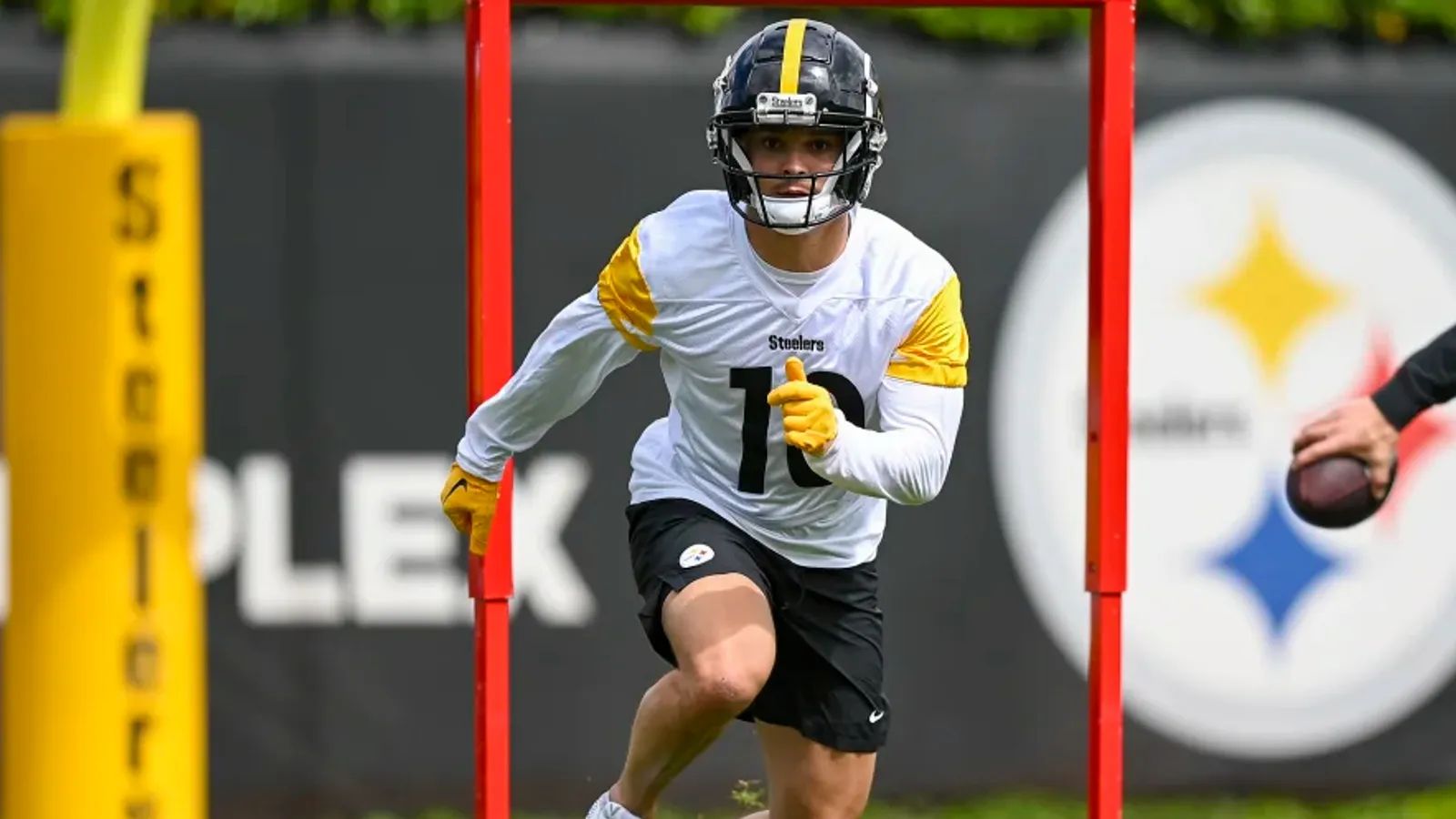 Steelers' Arthur Smith Gives Fresh Perspective On Roman Wilson's ...