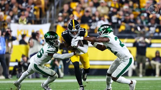 Steelers' WR Van Jefferson makes a catch against the Jets in Week 7 of 2024.