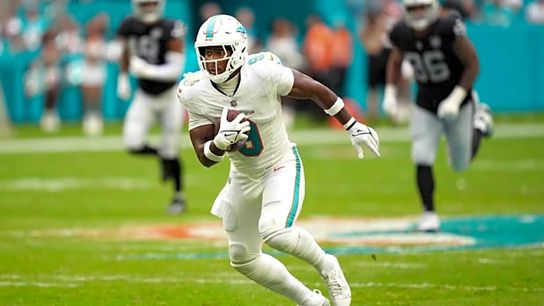 Steelers' Jonnu Smith continuing a play after a reception in a game against the Las Vegas Raiders.