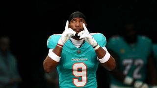 Steelers' Jonnu Smith Reveals Dolphins' Deep Locker Room Issues That Led To Trade With Pittsburgh (Steelers News). Photo by Kevin Sabitus / Getty Images